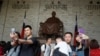 中国大陆观光客2019年4月4日在台北中正纪念堂里拍照留念。