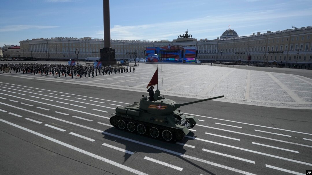 Un tanque T-34 de la era soviética desila por la Plaza Roja de Moscú duurante la conmemoración del Día de la Victoria en Rusia el 9 de mayo de 2023.
