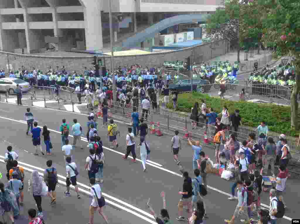 港人聲援佔中抗拒警方封鎖中環金鐘多處癱瘓(美國之音海彥拍攝)