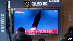 한국 서울 서울역에서 뉴스 프로그램이 북한의 미사일 발사 장면을 방영하고 있다.(자료사진)