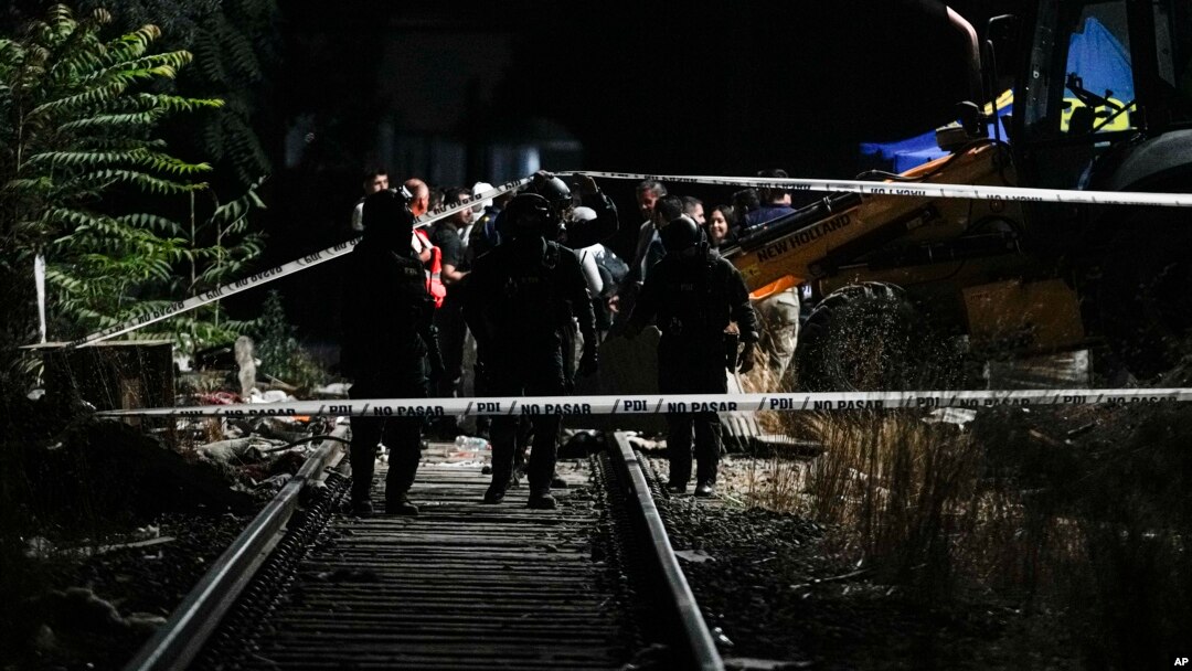 Policías e investigadores forenses trabajan en la zona donde fue encontrado el cuerpo del ex militar venezolano Roland Ojeda en Santiago, Chile, el 1 de marzo de 2024. Ojeda fue secuestrado ocho días antes y su cuerpo fue encontrado en las afueras de Santiago.
