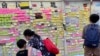 有50年歷史的香港中文大學學生會10月7日發聲明宣布解散，成為《港區國安法》實施超過一年以來，首個宣布解散的大學學生會。圖為2020年11月，中大學生會貼滿留言貼的民主牆 (美國之音湯惠芸)