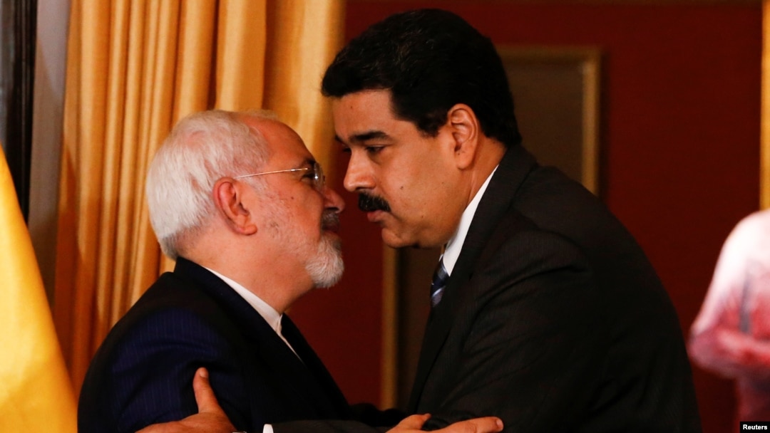 El presidente de Venezuela, Nicolás Maduro y el canciller iraní, Mohammad Javad Zarif, se abrazan durante su reunión en Caracas, Venezuela, el 27 de agosto de 2016.[Archivo]