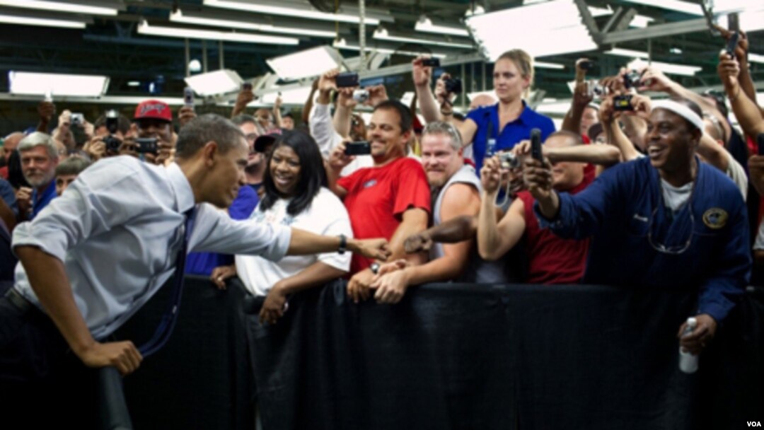Durante la semana de su cumpleaños 49, el presidente visitó la fábrica de Ford en Chicago, donde fue recibido efusivamente por los trabajadores.