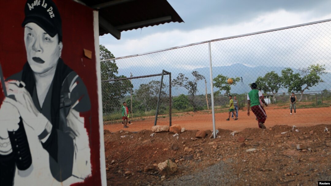 Exrebeldes de las FARC en Colombia juegan al fútbol tras la reintegración a la vida civil en Tierra Grata, municipio La Paz, en agosto de 2019.
