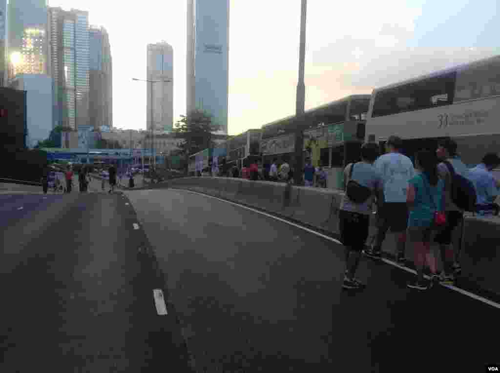 港人聲援佔中抗拒警方封鎖中環金鐘多處癱瘓(美國之音海彥拍攝)
