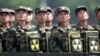 2013年7月27日，朝鲜军人接受其领导人金正恩的检阅。（资料照片）