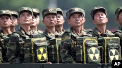 朝鲜士兵在平壤举行的朝鲜战争停战60周年的庆祝仪式上转头看向最高领导人金正恩(资料照片)