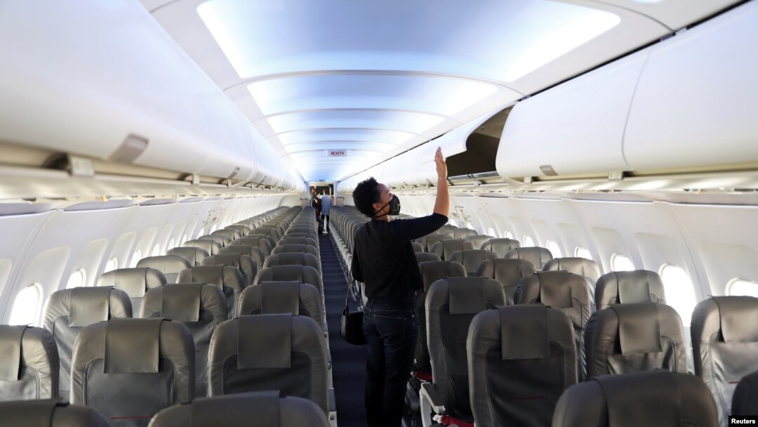 Un visitante inspecciona un avión de la nueva aerolínea Lift durante su lanzamiento en O.R. Aeropuerto Internacional Tambo en Johannesburgo, Sudáfrica, 9 de diciembre de 2020.