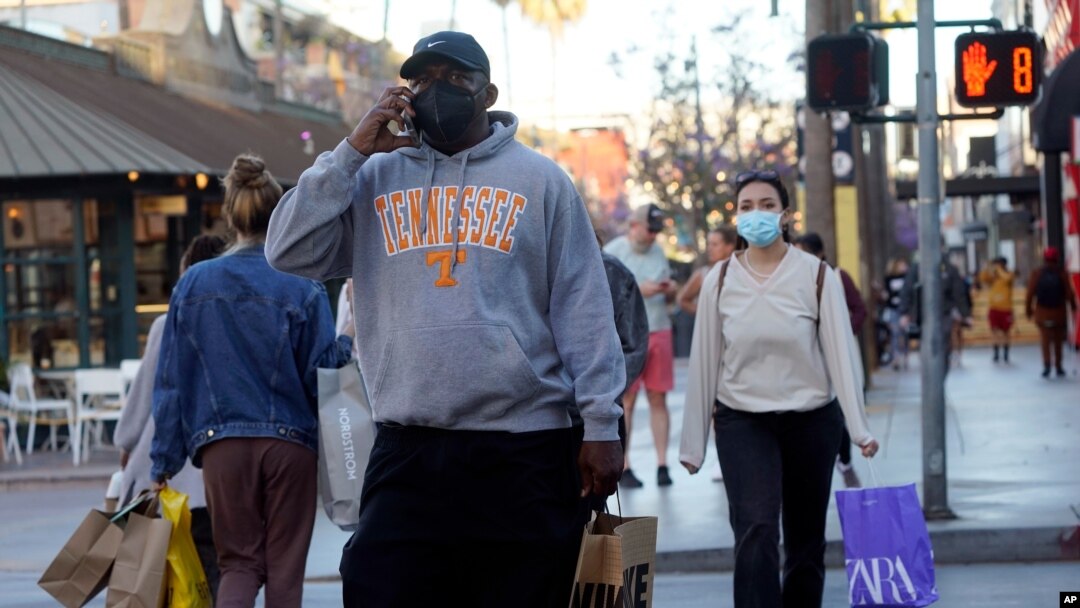 Los compradores usan máscaras en medio de la pandemia de COVID-19 en The Promenade el miércoles 9 de junio de 2021 en Santa Mónica, California.