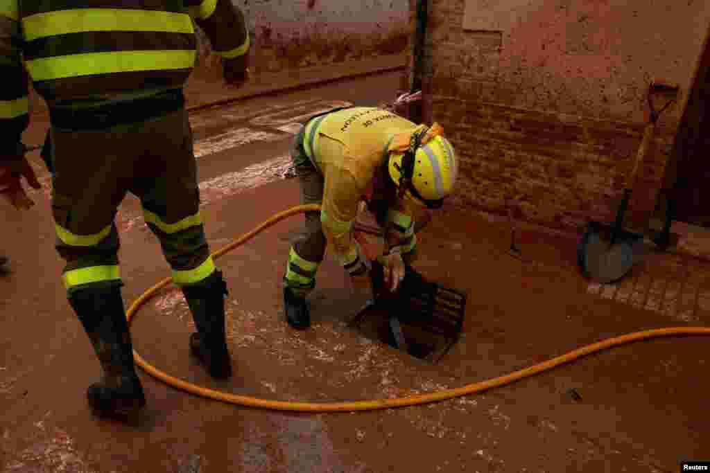 Por eso, bomberos de la ciudad de Paiporta limpian el sistema de drenaje, aún con el barro de las inundaciones de hace dos semanas.