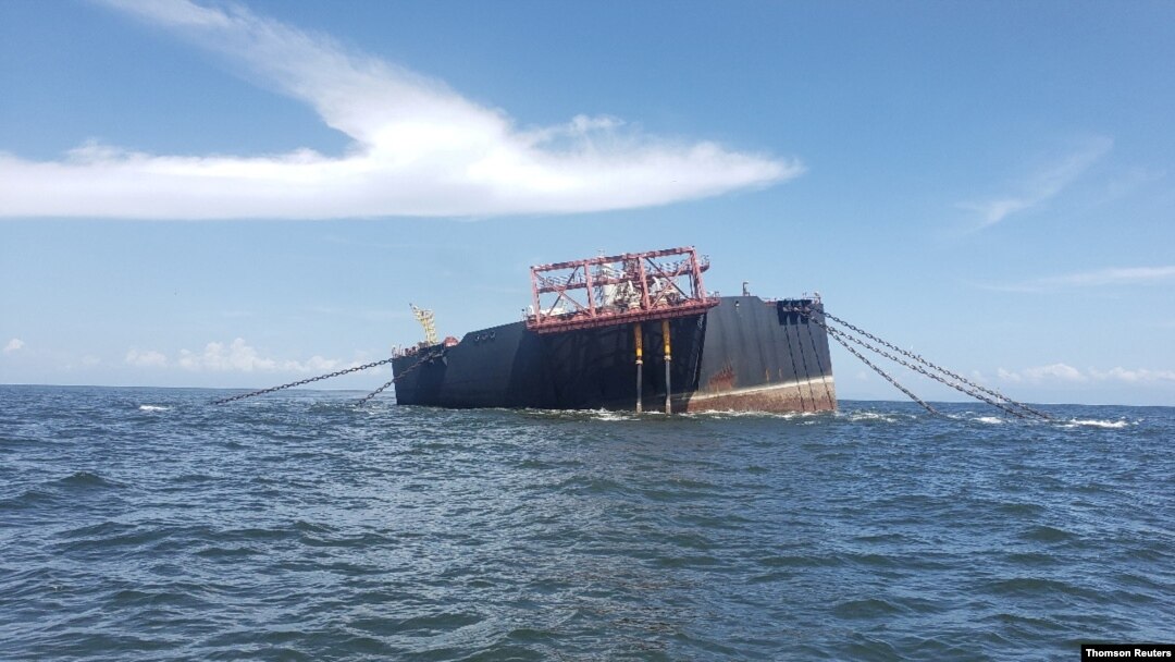 La instalación petrolera flotante de almacenamiento y descarga (FSO) Nabarima se ve inclinada en el Golfo de Paria. Foto de archivo.