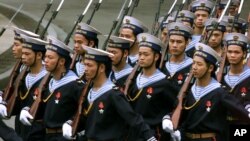 在俄罗斯总统普京访问越南，讨论租借越南金兰湾港口等问题之前，越南水兵在河内行军（2001年3月1日）