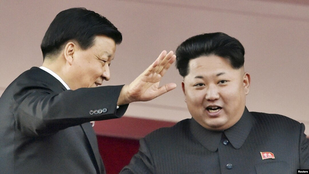 지난 10월 평양에서 열린 북한 노동당 창건 70주년 기념식에서 김정은 국방위원회 제1위원장(오른쪽)이 중국 대표단을 이끌고 방북한 류윈산 공산당 정치국 상무위원과 함께 열병식을 참관하고 있다. (자료사진)