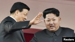 지난 10월 평양에서 열린 북한 노동당 창건 70주년 기념식에서 김정은 국방위원회 제1위원장(오른쪽)이 중국 대표단을 이끌고 방북한 류윈산 공산당 정치국 상무위원과 함께 열병식을 참관하고 있다. (자료사진)