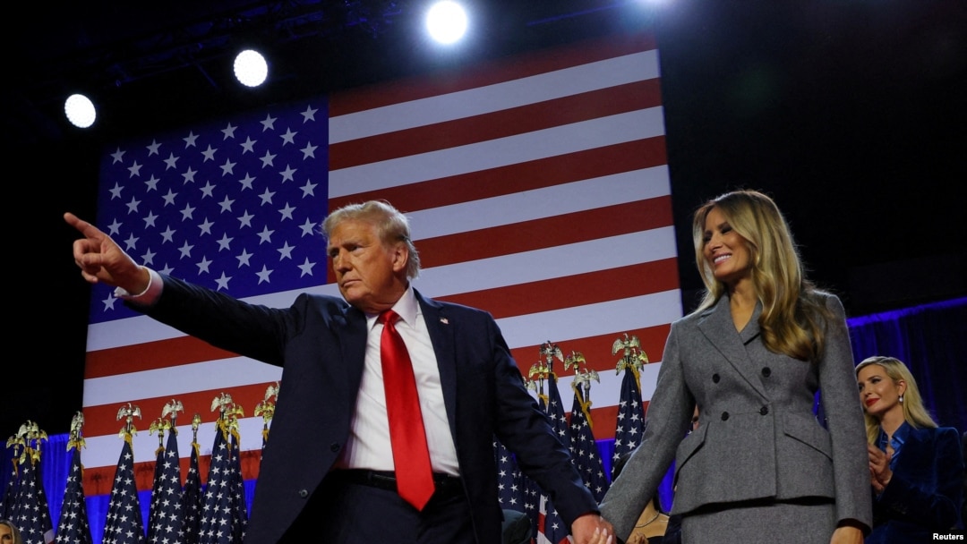 Rais wa zamani wa Marekani Donald Trump na mkewe, Melania Trump katika ukumbi wa mikutano wa Palm Beach, kaunti ya West Palm Beach, Florida.