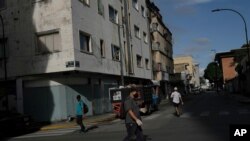Peatones con tapabocas caminan en la zona de Chacao de Caracas, Venezuela.