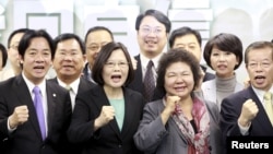 左起賴清德，蔡英文，陳菊，謝長廷。 (2015年4月15日資料照片)