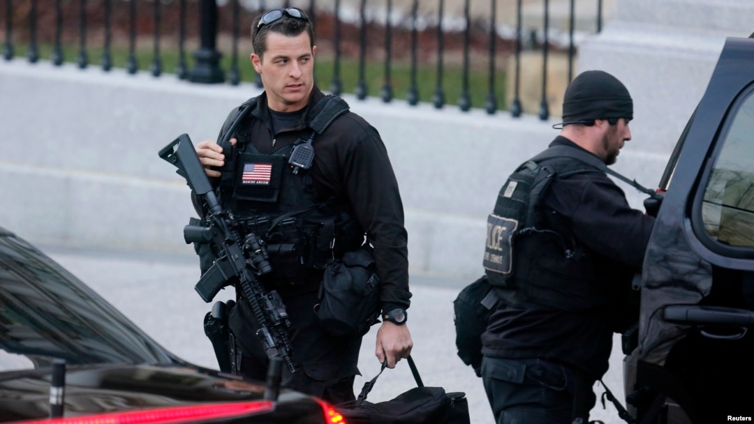 U.S. Secret Service agents are seen at the White House in Washington, Dec. 18, 2014.