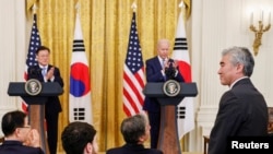 조 바이든 미국 대통령이 지난달 21일 문재인 한국 대통령과의 정상회담 기자회견에서 새로 임명한 성 김 대북특별대표(오른쪽)를 소개했다.