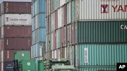 中国上海一个港口附近的叉车正在搬运集装箱