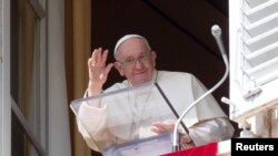 El Papa Francisco dirige la oración del Ángelus desde su ventana en el Vaticano, el 8 de octubre de 2023.