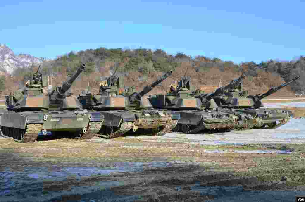 美軍艾布拉姆斯戰車在朝鮮半島南北方非軍事區附近參加坦克排達標演練。(美國之音赫爾曼拍攝)