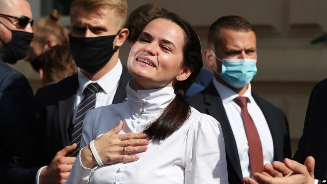 La excandidata presidencial bielorrusa Sviatlana Tsikhanouskaya interactúa con simpatizantes en Varsovia, Polonia, el miércoles 9 de septiembre de 2020.